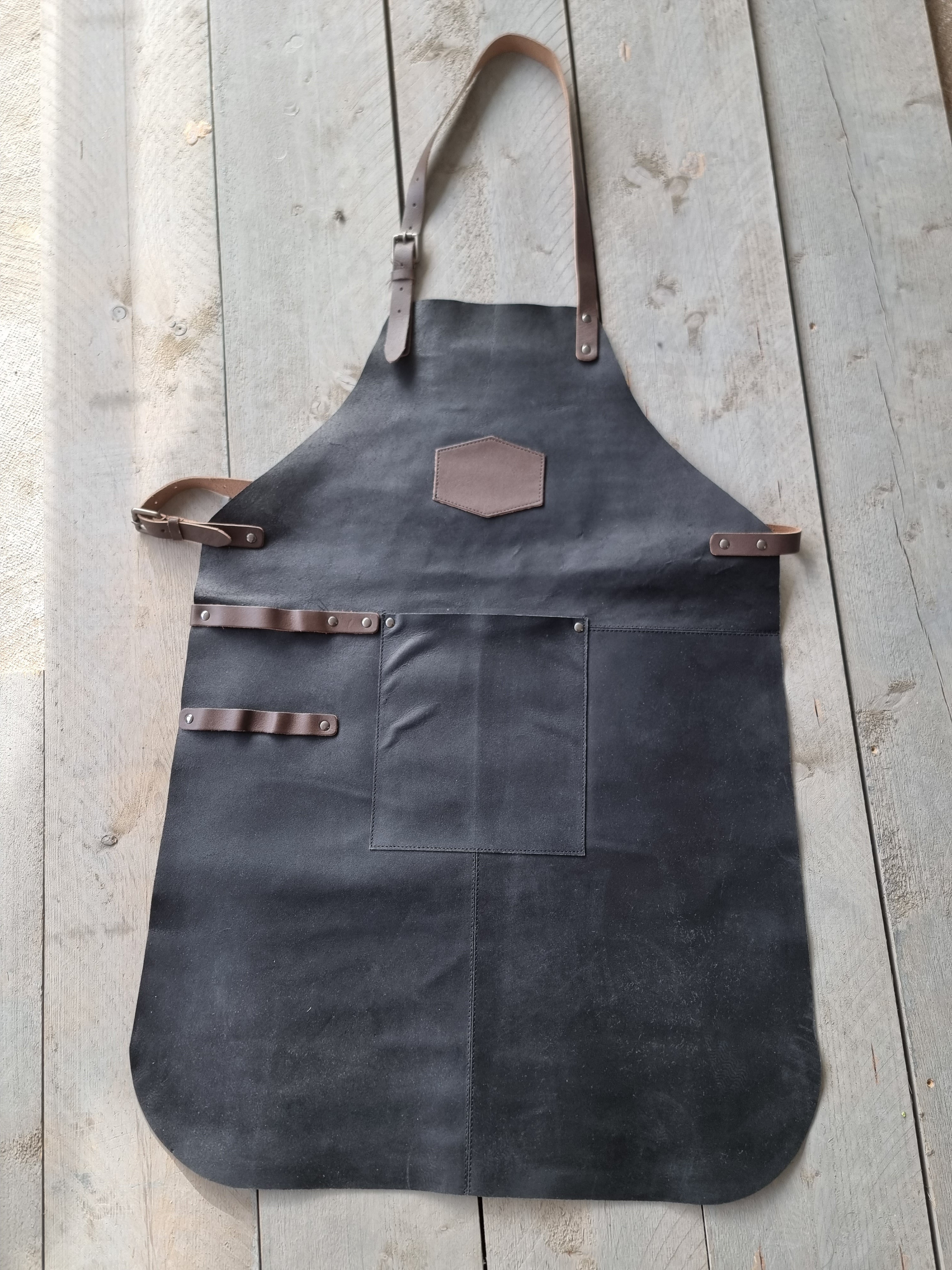 Leather apron with storage compartment and loops - 1304